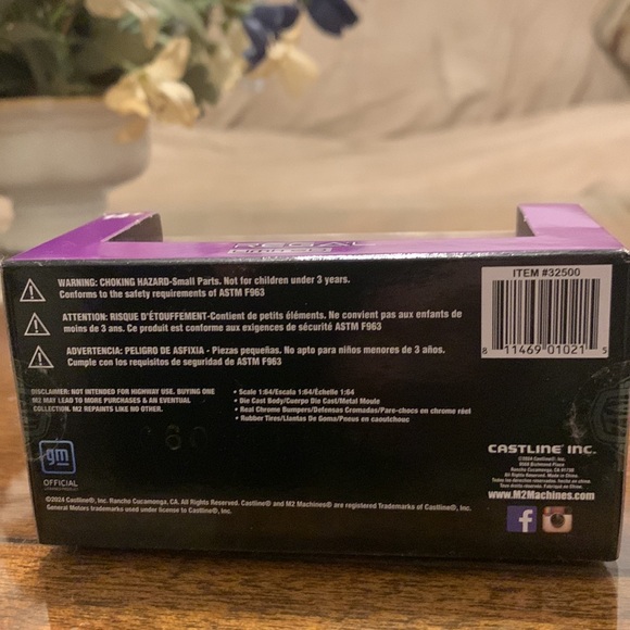 2024 M2 Machines 1987 Buick REGAL Limited Lowrider S127 Purple & White interior - Picture 8 of 9